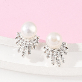 Круглые серьги-гвоздики из латуни с микропаве из прозрачных кубических цирконий, с натуральным пресноводным жемчугом