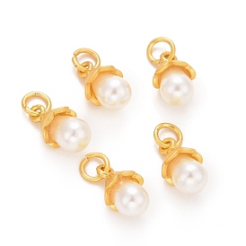 Pendentifs en plastique imitation perle abs, avec crémaillère fleur en laiton trouver et anneau de saut, plaqué longue durée, larme