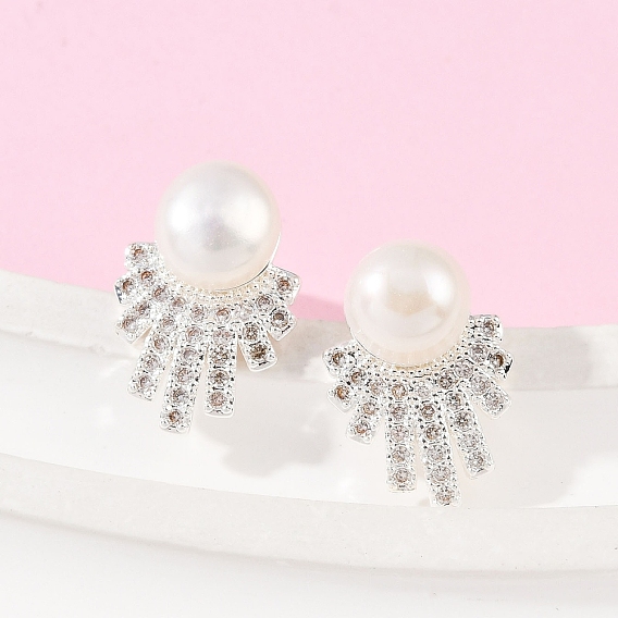 Круглые серьги-гвоздики из латуни с микропаве из прозрачных кубических цирконий, с натуральным пресноводным жемчугом