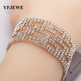 Модный свадебный браслет с бриллиантовой инкрустацией – элегантное украшение для свадебной церемонии.