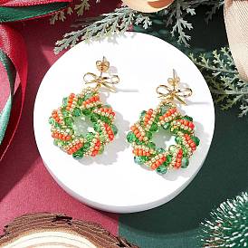 Серьги-гвоздики с подвесками из стеклянных бусин в виде рождественского венка, с латунными серьгами
