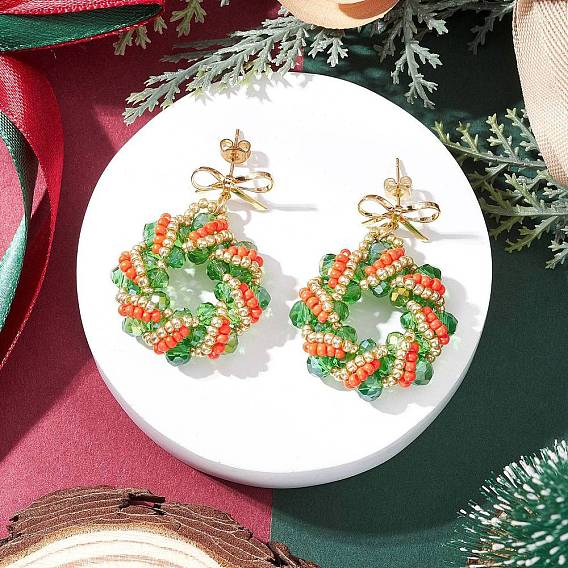 Серьги-гвоздики с подвесками из стеклянных бусин в виде рождественского венка, с латунными серьгами