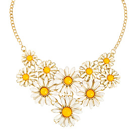 Multi-layer Daisy Flower Necklace for Fashionable Spring Occasions