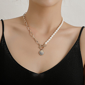 Chic and Minimalistic Seashell Pendant Necklace with Rice Pearl - Trendy Fashion Accessory for Women