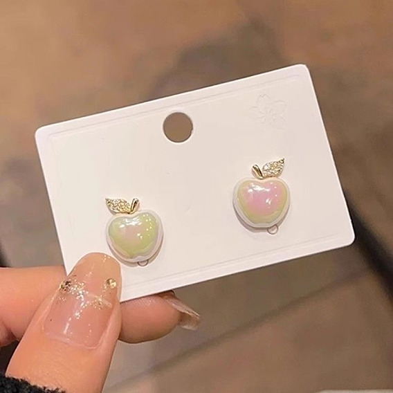 Серьги-гвоздики из пластика в форме яблока