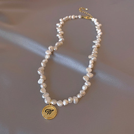 Collier baroque irrégulier de pendentif de lettre de perle d'eau douce w - minimaliste, , foulard.