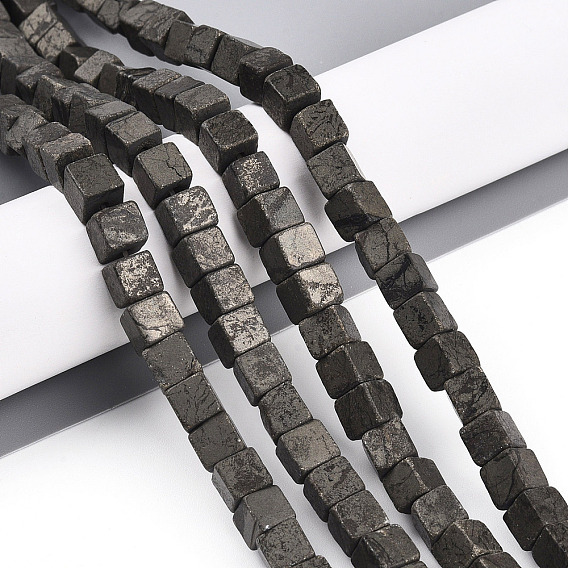 Природного пирита бисер нитей, кубические