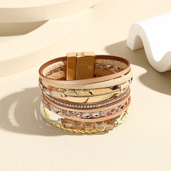 Браслет из нескольких нитей кожи с перьями, с магнитной застежкой