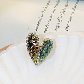 Asymmetric color-contrasting love brooch Hepburn style design sense niche pin anti-light corsage neckline accessories