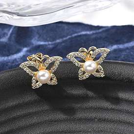 Серьги-гвоздики с бабочками из латуни с микропаве из прозрачных кубических цирконий, с пластиковой имитационной жемчужиной, стойки покрытие, без кадмия и без свинца