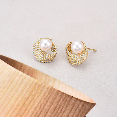 Серьги-гвоздики из латуни с микропаве из кубических цирконий и искусственного жемчуга ABS