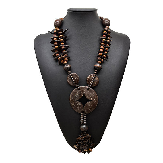 Ожерелье в стиле бохо из кокоса и дерева ручной работы в этническом стиле с подвеской в виде пончика, длинными кисточками и бусинами для пляжного отдыха.