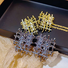 Серьги-гвоздики из сплава со стразами