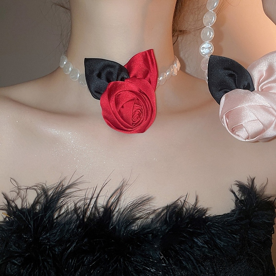 Ожерелья-чокеры из пластиковых бусин с розовой тканью и жемчугом