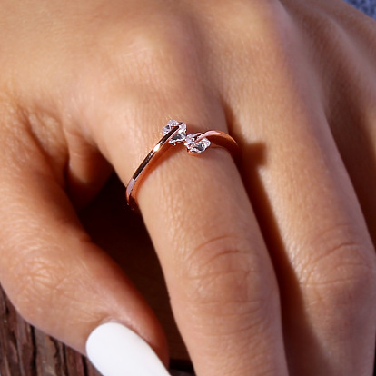 Fashionable Sweet Simple Flower-shaped Ring for Women with Zircon Stone - Elegant and Charming.