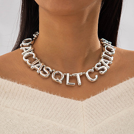 Ожерелья из сплавов и пластика с жемчугом, а также из пластика и стекла с бусинами.