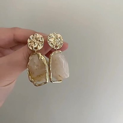 Овальные с плоским круглым подвесные серьги-гвоздики из сплава смолы, золотые