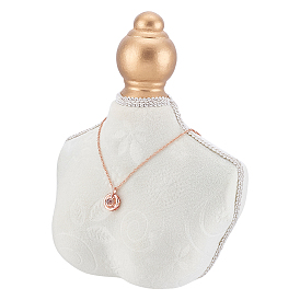 Витрина с ожерельями из дерева и бархата