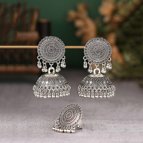 Комплект из плоских круглых и колокольчатых сережек-гвоздиков и колец в этническом стиле из сплава