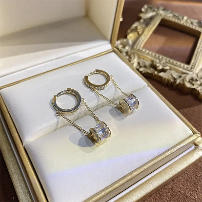 Серьги-кольца с латунными колоннами и микропаве из прозрачных кубических цирконий, цепочка-оберег