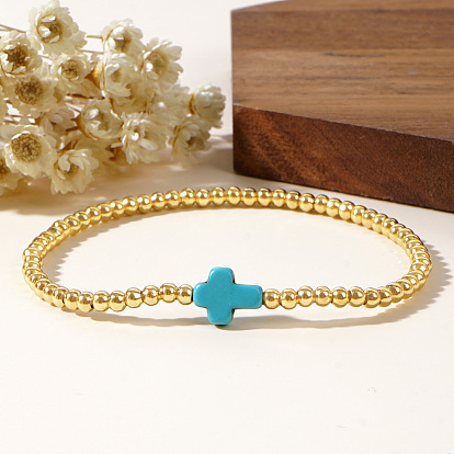 Браслеты из синтетической бирюзы и круглых латунных бусин, выполненные из эластичной ткани.