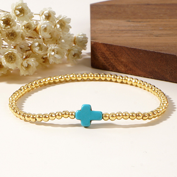 Браслеты из синтетической бирюзы и круглых латунных бусин, выполненные из эластичной ткани.