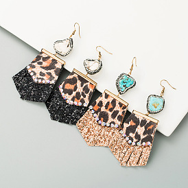 Boucles d'oreilles en cuir imprimé léopard avec ornements en diamants - décor d'oreille exagéré.