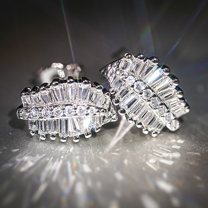 Aretes con pavé de latón y circonitas cúbicas, hoja
