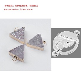 Charmes d'agate druzy naturels, arc-en-ciel plaqué, avec les accessoires en laiton plaqués or, triangle