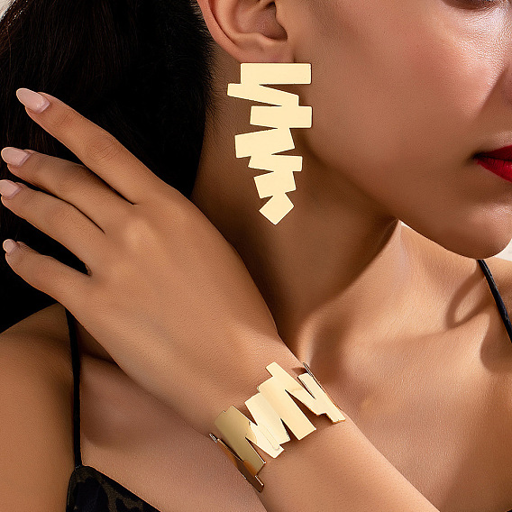 Набор из браслета-манжеты и серег-гвоздиков из сплава неправильной геометрии