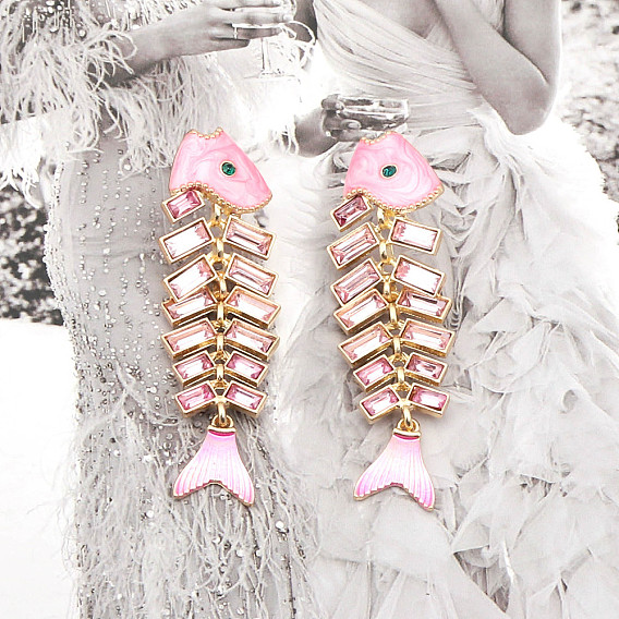 Серьги-гвоздики из сплава со стразами в форме рыбьей кости, с эмалью, золотые