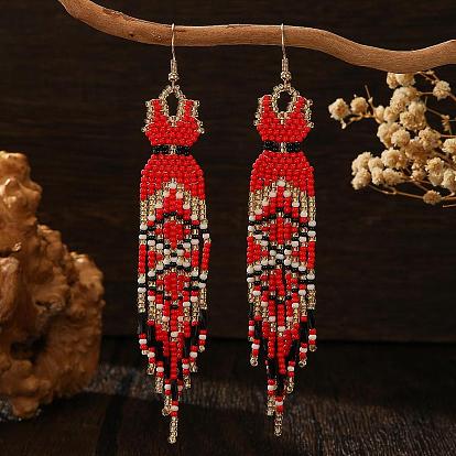 Серьги-подвески в виде длинного платья с кисточками, выполненные вручную в богемном стиле из стеклянного бисера.