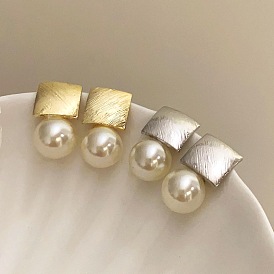 Серьги-гвоздики с квадратным и круглым подвесным элементом из пластикового сплава и жемчуга, с фурнитурой латунной для серег