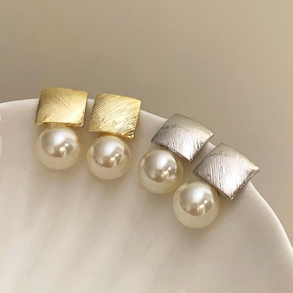 Серьги-гвоздики с квадратным и круглым подвесным элементом из пластикового сплава и жемчуга, с фурнитурой латунной для серег