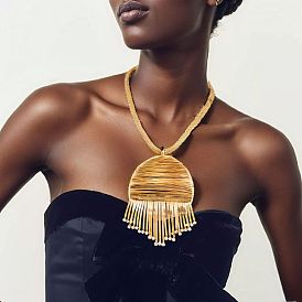 Женский комплект: колье-чокер с бахромой из сплава и стразами, а также серьги-гвоздики с шариками.