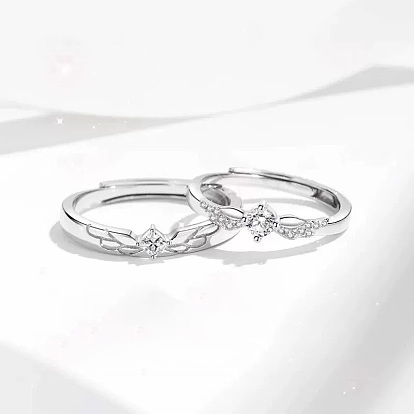 Кольца для пальцев из латуни с микропаве в виде ангельских крыльев и прозрачными кубическими циркониями.