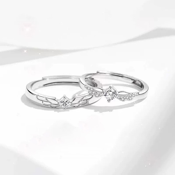 Кольца для пальцев из латуни с микропаве в виде ангельских крыльев и прозрачными кубическими циркониями.