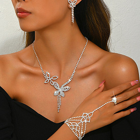 Ожерелья и браслеты-митенки с подвесками из сплава бабочки и стразами, а также комплекты серег-гвоздиков