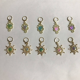 Alliage avec des marqueurs de points pendants en plastique, breloques créoles à levier au crochet, marqueur de point de verrouillage avec anneau de charme de verre de vin, coeur et soleil