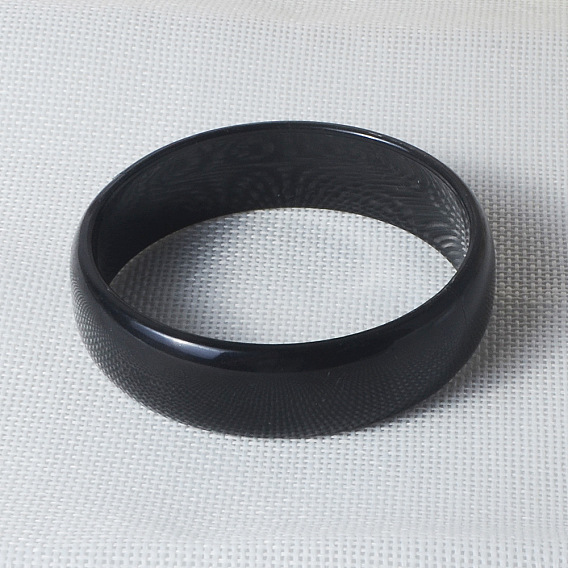 Пластиковые браслеты для женщин