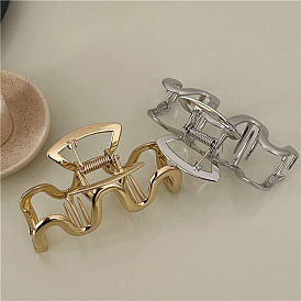 Retro Gold Alloy Hair Clip - Minimalist M-shaped Hairpin for Elegant Updo.