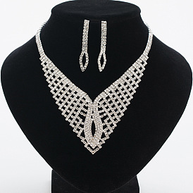 Conjunto de joyas nupciales brillantes con pedrería: diseño elegante y minimalista.