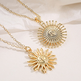 Подвеска в виде латунного солнца с лицом на цепочке.