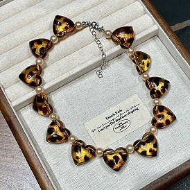 Ожерелья из акриловых бусин с леопардовым принтом в виде сердечек и круглого искусственного жемчуга, с концевыми цепями из сплава, платина