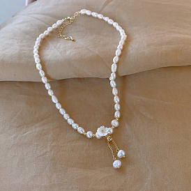 Collier baroque de perles d’eau douce - design minimaliste de fleurs de coquille de mode, chaîne de clavicule.