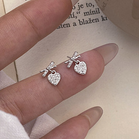 Сердце с бантом 925 Серьги-гвоздики из стерлингового серебра с микропаве из прозрачных кубических цирконий