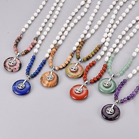Collier pendentif de pierres précieuses, avec perles nacrées, accessoires en laiton et des perles d'hématite, plat et circulaire avec arbre de vie