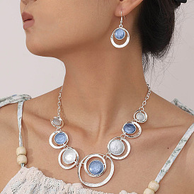 Кольцо с плоским круглым кулоном из цинкового сплава с эмалью и комплект из серег-подвесок