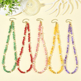 Collares con cuentas de virutas de concha de agua dulce teñidas naturalmente y perlas redondas de concha blanca., dorado