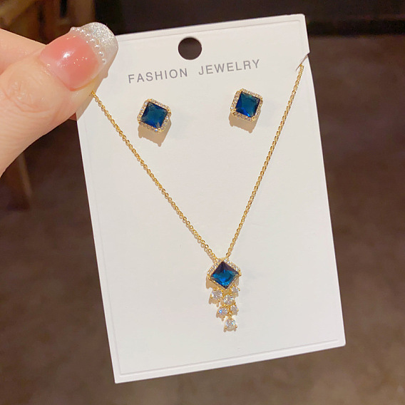Комплект из ожерелья и серег-гвоздиков с ромбовидным латунным кубическим цирконием